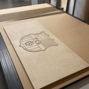 Logo FC Barcelona ze sklejki